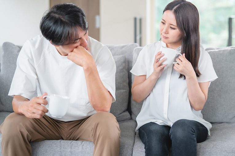 夫婦が相談している様子